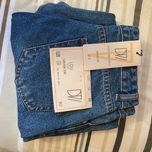 DTT Petite Lou Mom Jeans in mid blue wash